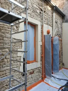 Mur en pierre apparente en cours de préparation avant ravalement — AMEX Façade, Côte-d'Or