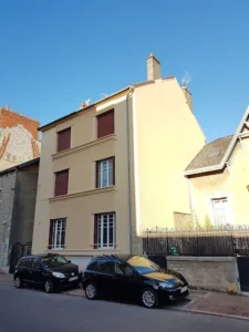 Ravalement de façade sur immeuble ancien en maçonnerie traditionnelle — enduit taloché fin teinte beige — AMEX Façade